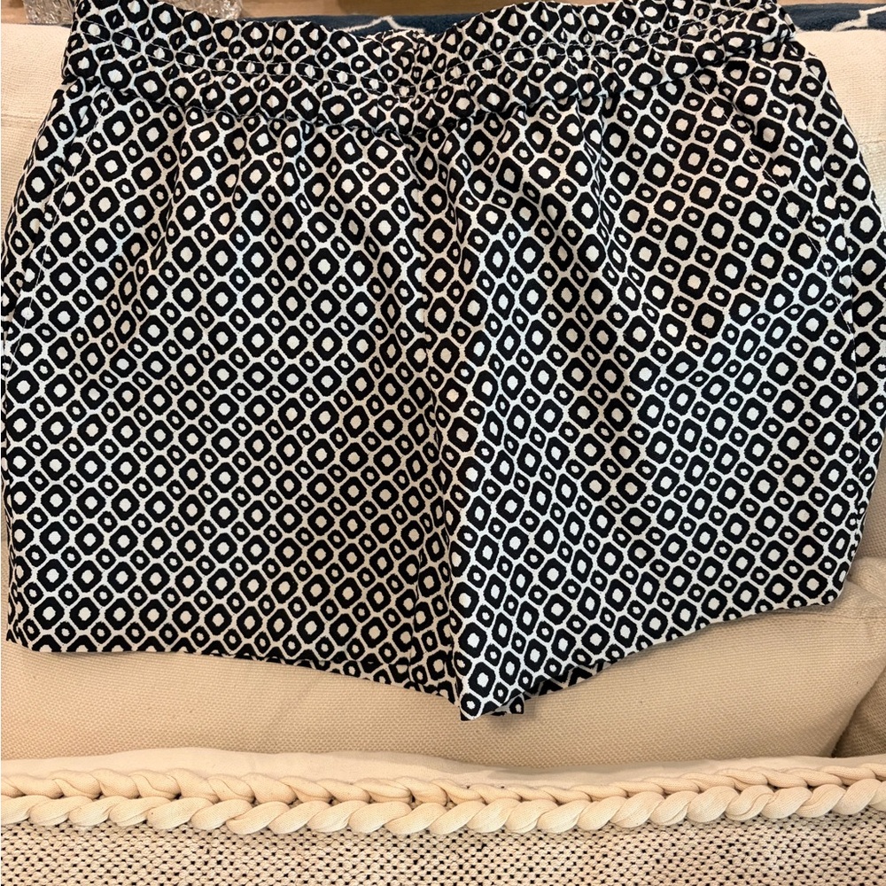 J.Crew black and white geometric print elastic waist shorts in size 4. Pockets